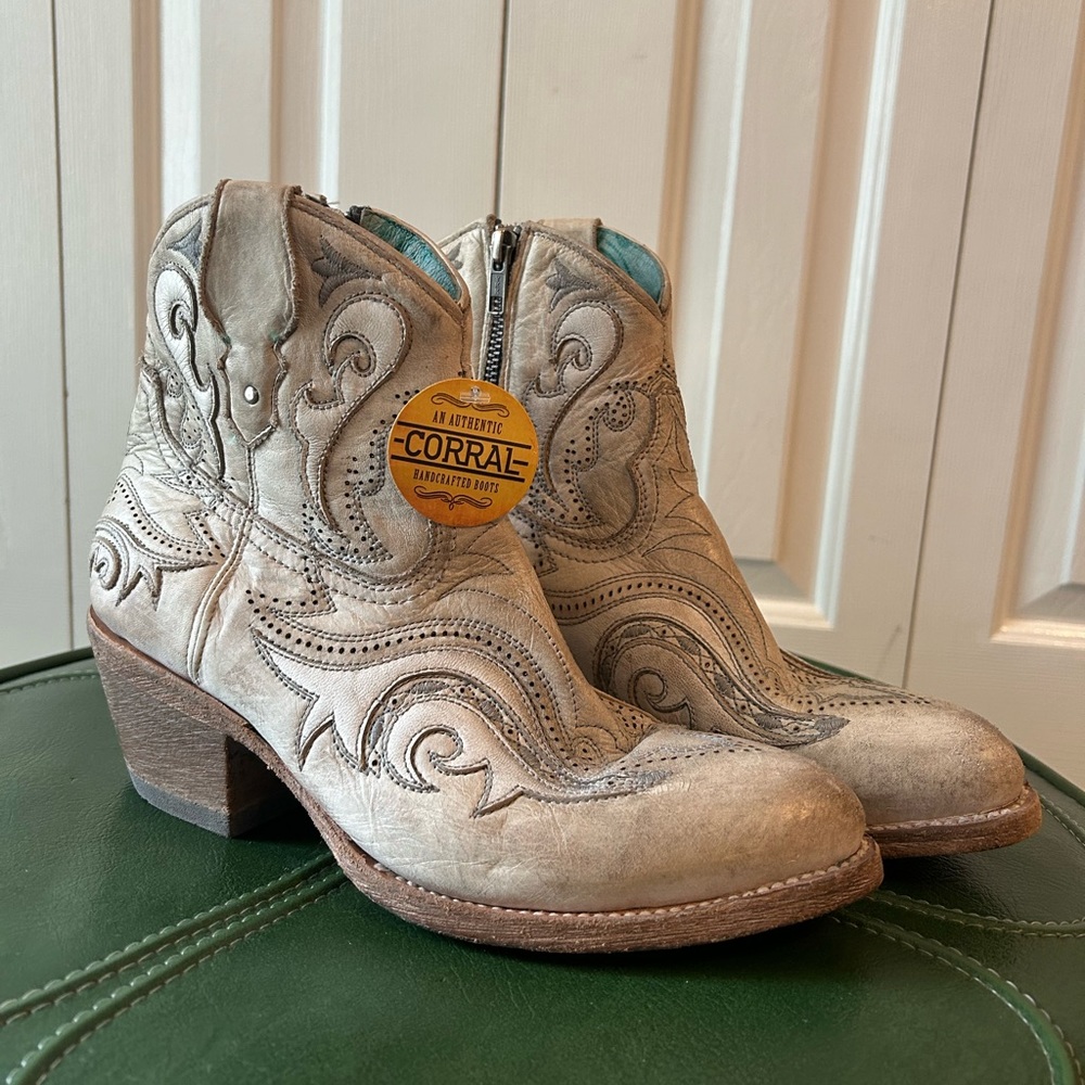 Corral cream cowboy booties. Women’s size 8.5.